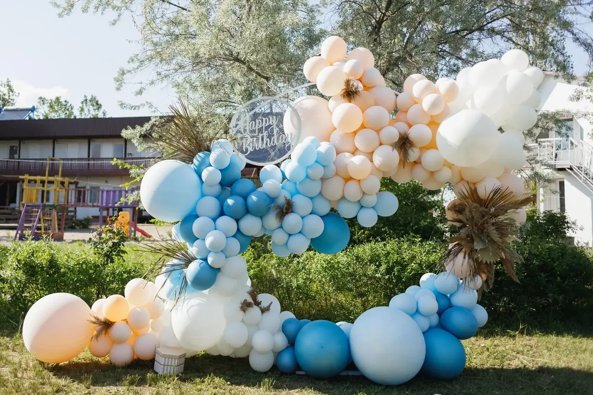 Balloon arch decoration for an event